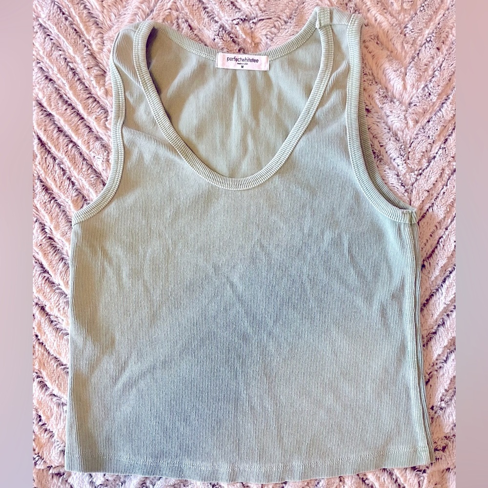 Perfect white tee ribbed cropped tank green size medium